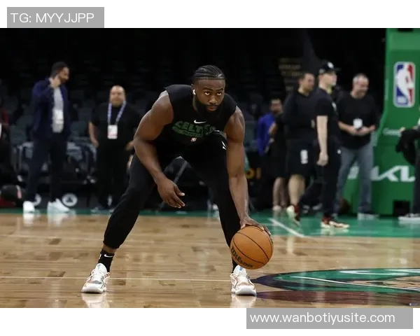 杰伦布朗本赛季表现惊艳场均293分63篮板5助攻创生涯新高